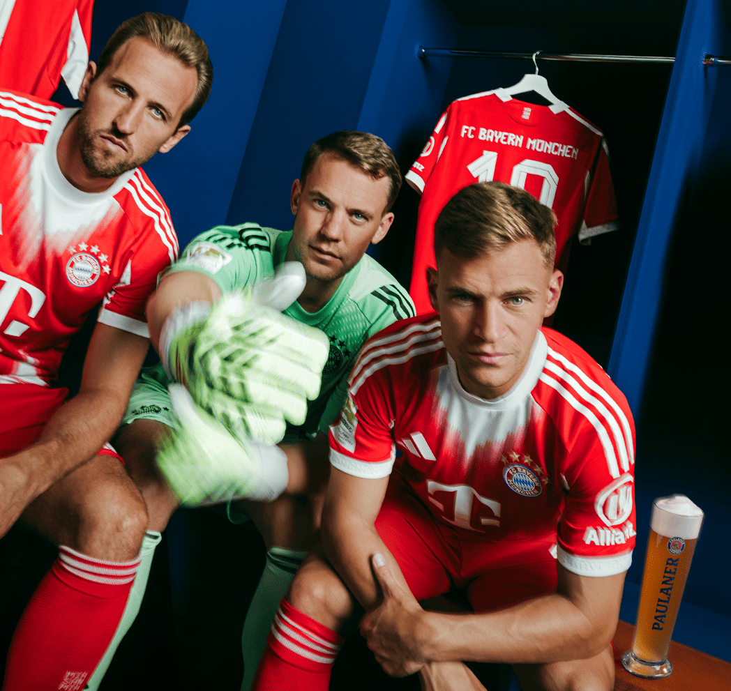 FCB Bayern Spieler in der Paulaner Umkleide mit einem Glas Paulaner Weizen