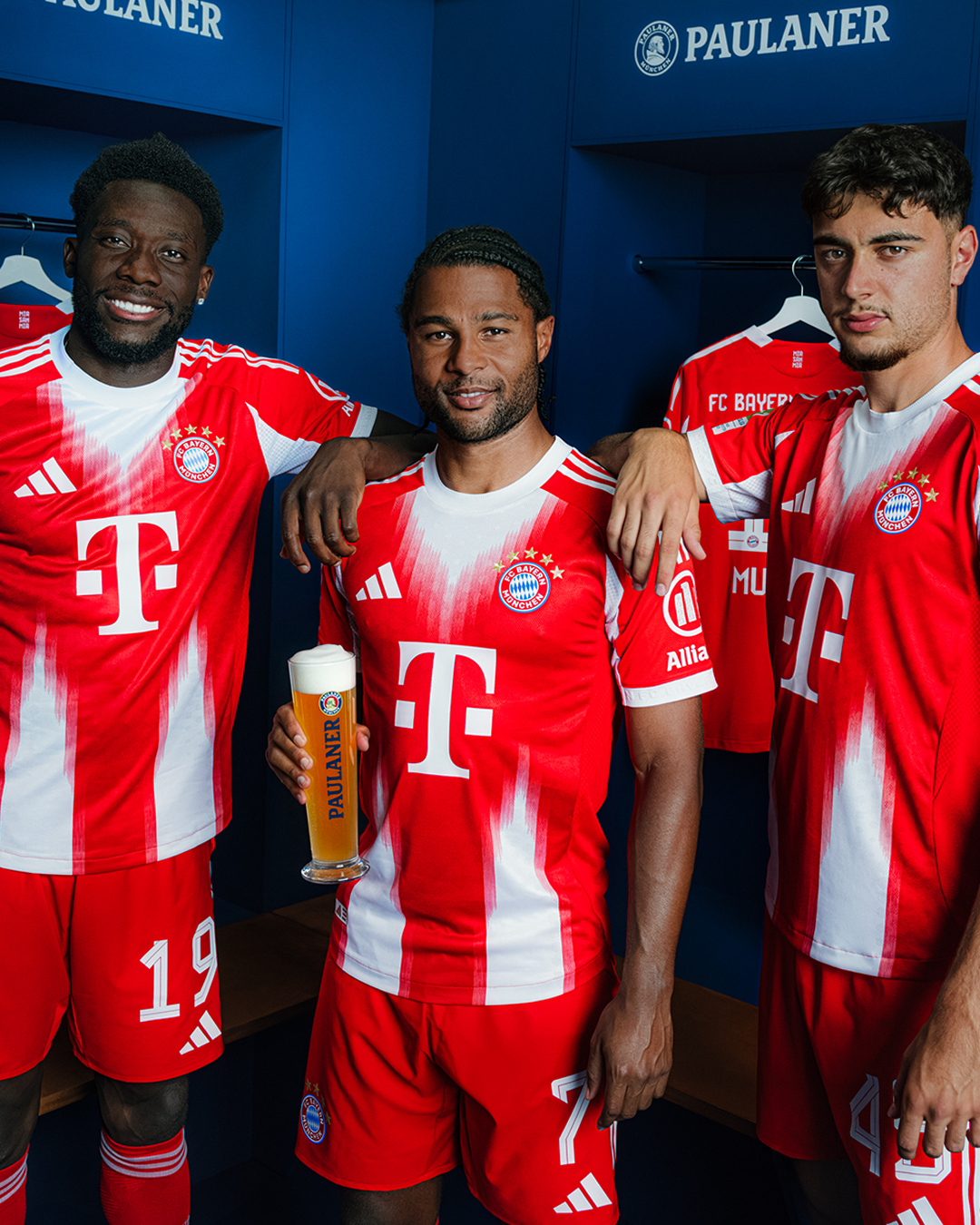 FCB Bayern Spieler in der Paulaner Umkleide mit einem Glas Paulaner Weizen