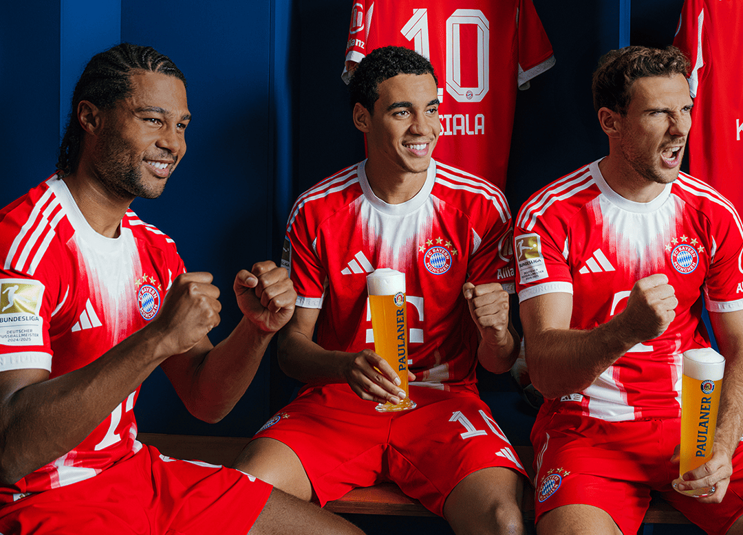 Drei FC Bayern München Spieler sitzen in der Umkleidekabine